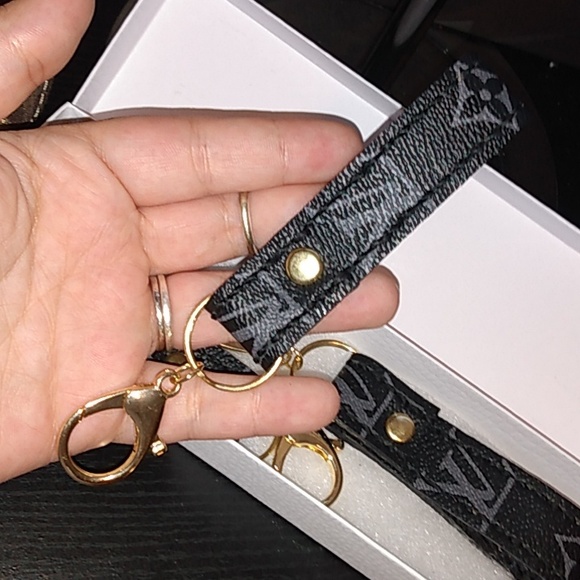Louis Vuitton monogram keychain - Picture 3 of 3